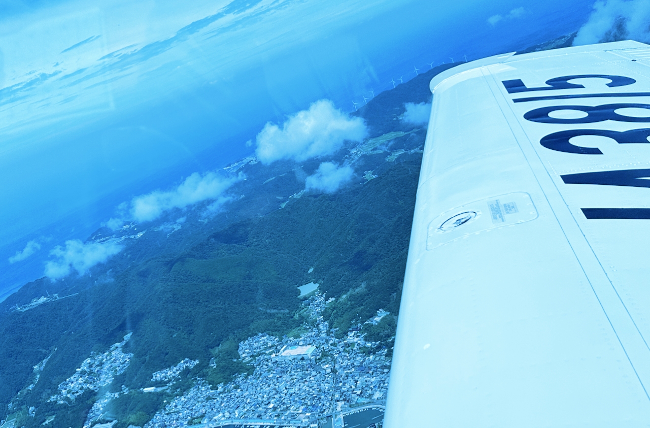機体の翼から見下ろす美しい景色